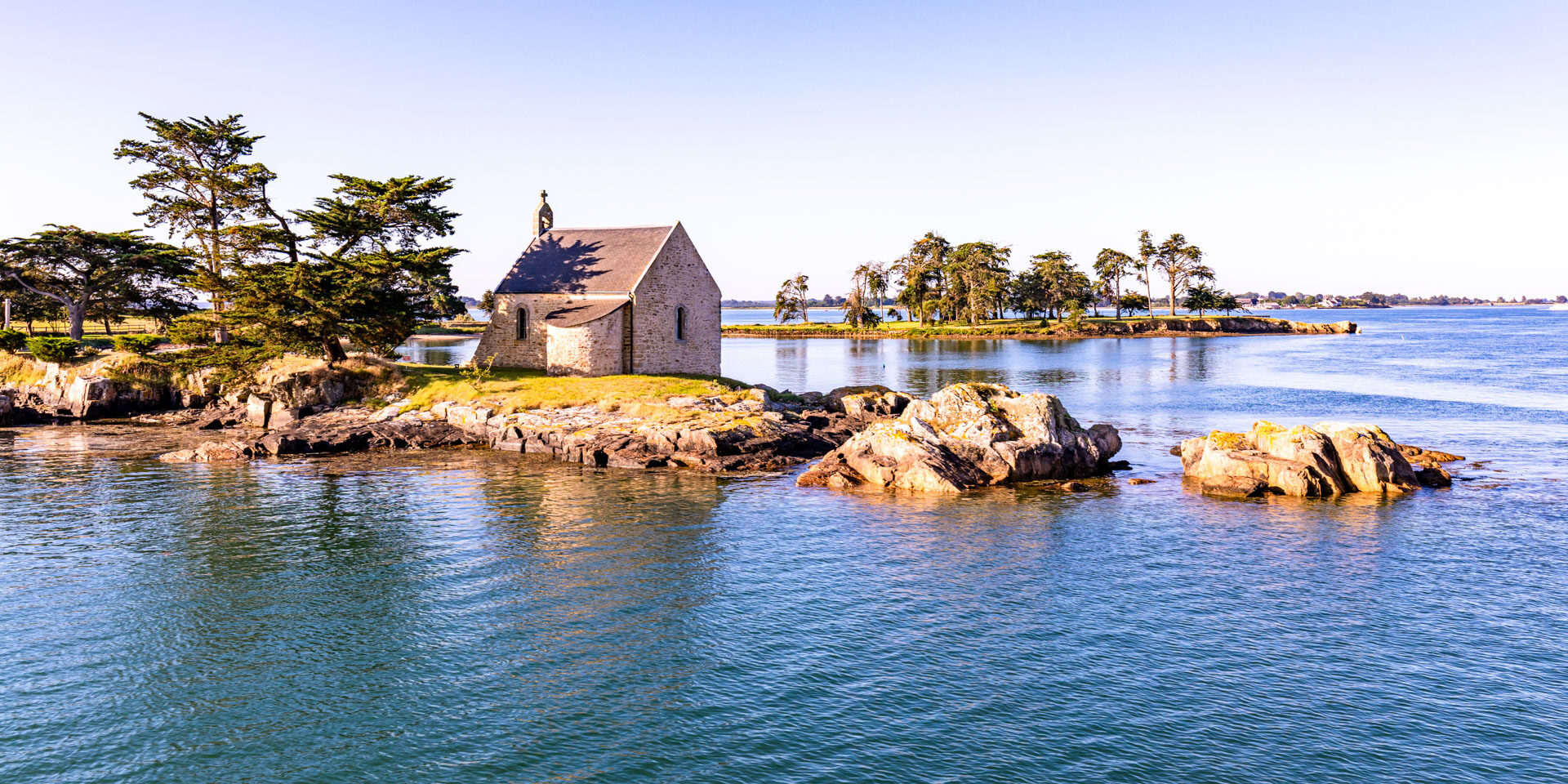 baie du golfe morbihan boedic chapelle marée spectacle